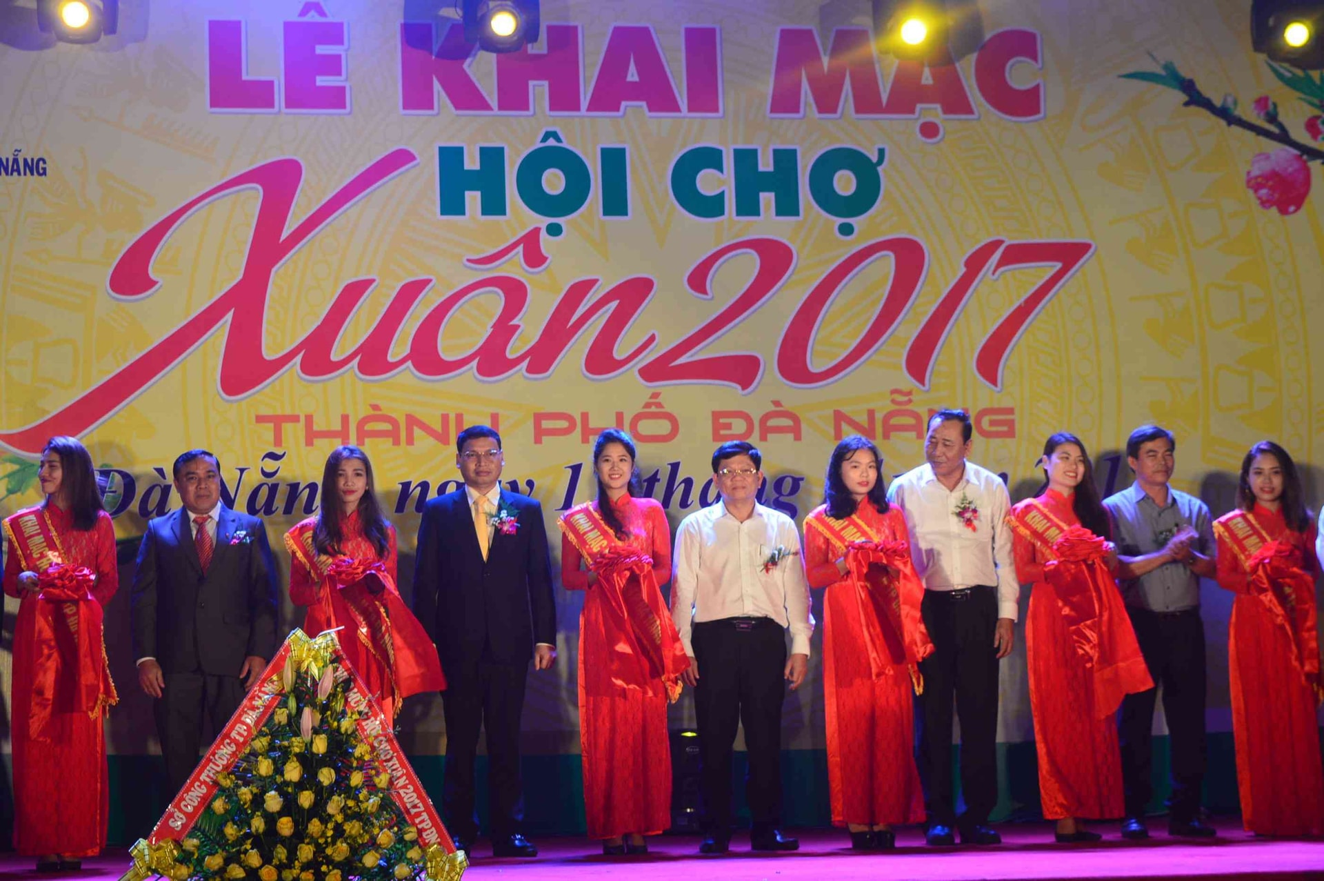 Cắt băng khai mạc hội chợ Xuân Đà Nẵng 2017. Ảnh: Q.T