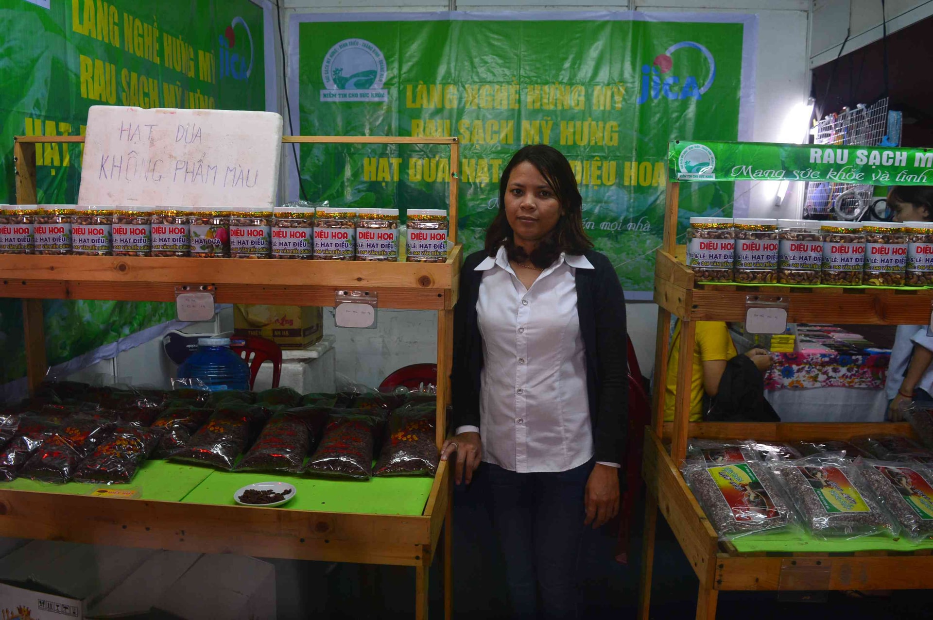 Sản phẩm hạt dưa, hạt điều sạch của làng nghề Hưng Mỹ (Thăng Bình) tham gia hội chợ. Ảnh: Q.T