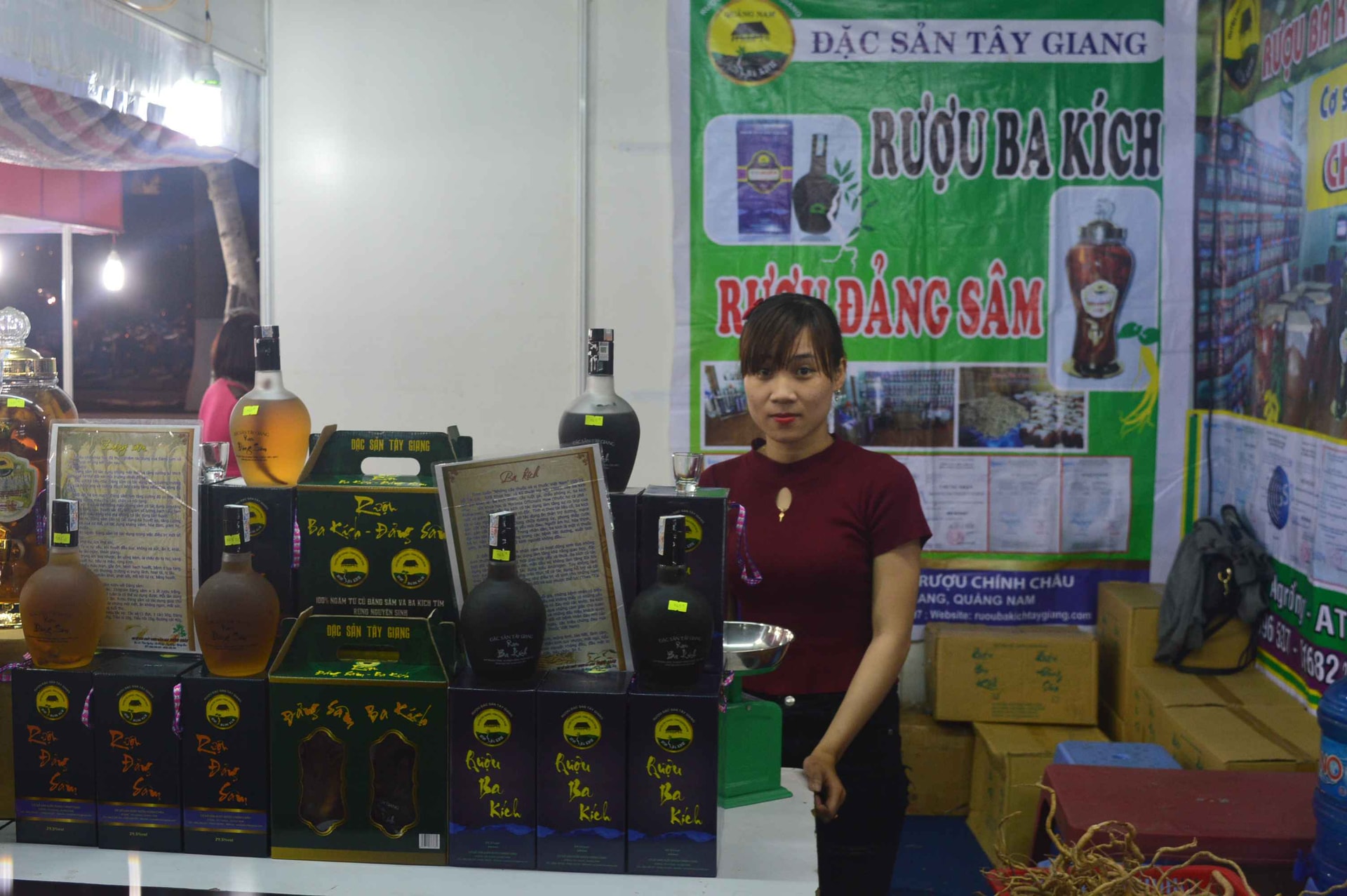Các sản phẩm rượu truyền thống vùng tây Quảng Nam cũng có mặt tại hội chợ. Ảnh: Q.T