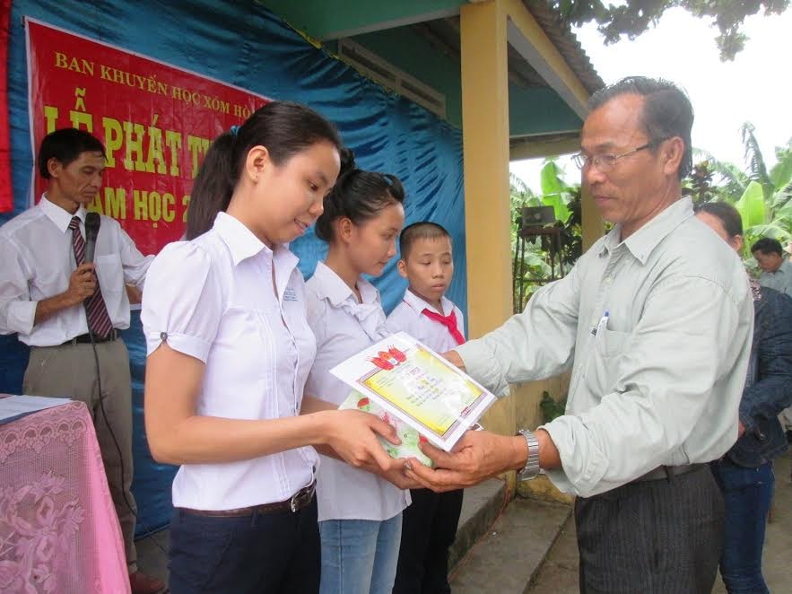 Chi hội Khuyến học xóm Hòa An (thôn Đông Yên, xã Duy Trinh) tặng quà cho học sinh nhằm động viên các em nỗ lực học tập. 