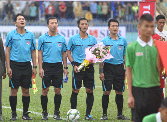 Trọng tài Nguyễn Đức Vũ (người cầm hoa) là trọng tài đầu tiên của V-League 2017 bị kỷ luật.Ảnh: AN NHI