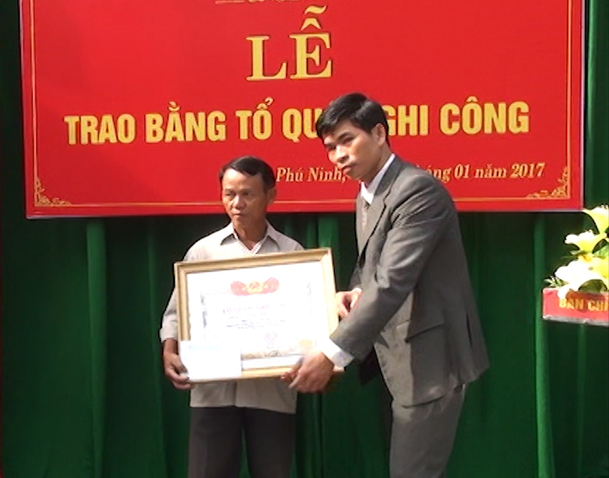 Ông Lê Văn Ninh - Phó Chủ tịch UBND huyện Phú Ninh trao bằng Tổ quốc ghi công cho thân nhân liệt sĩ Trần Đức Liêm. Ảnh: VINH CHÂU