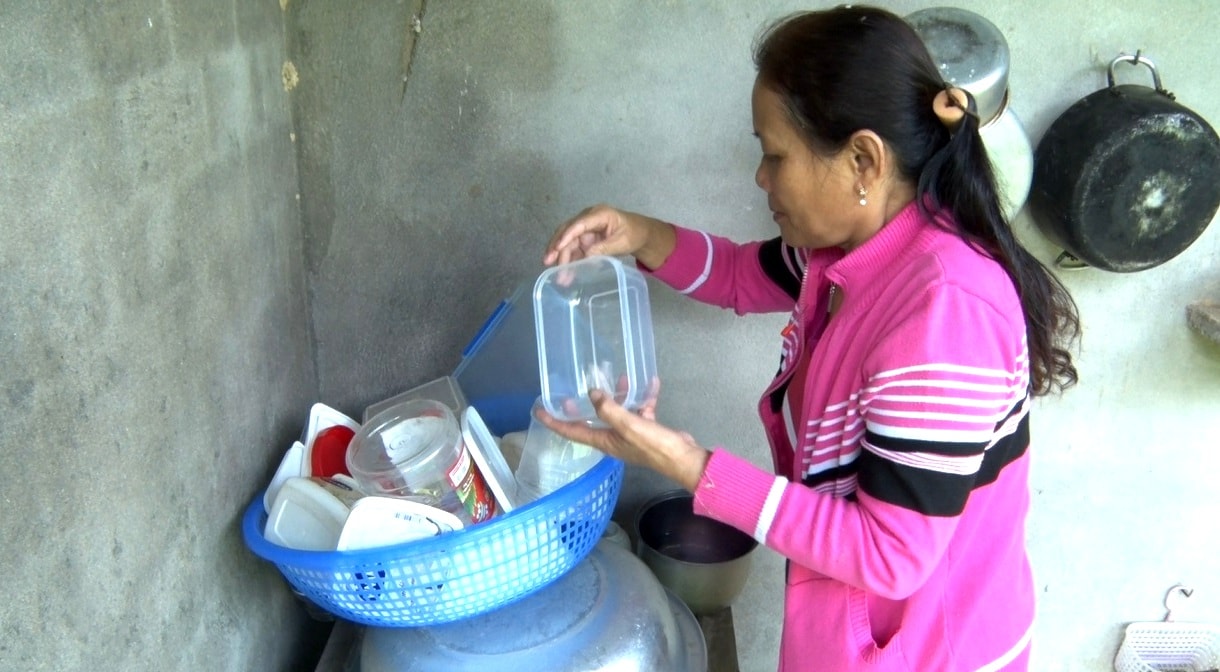 Nhiều hộ gia đình tại thôn Phú Bông đã không còn sử dụng túi ni lông mà thay bằng các hộp nhựa. Ảnh: PHAN VINH