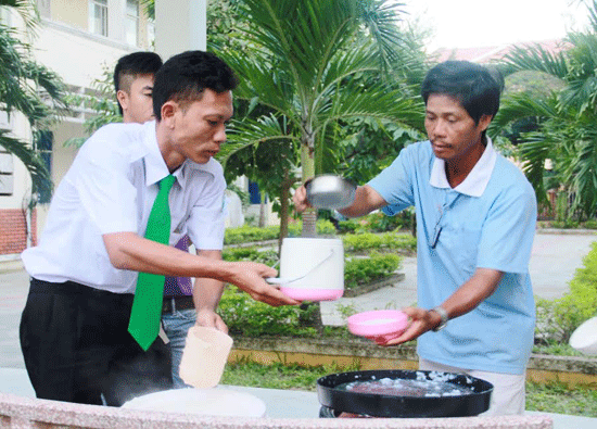 Anh Lê Phú Lâm (áo trắng), tấm gương người hoàn lương tiêu biểu đóng góp tích cực cho các hoạt động vì cộng đồng. Ảnh: T.CÔNG