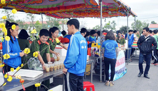 Hội chợ xuân gây quỹ ủng hộ người nghèo thu hút đông đảo sự tham gia của cán bộ, chiến sĩ trường T52.