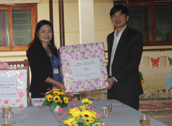 Bí thư Tỉnh ủy Nguyễn Ngọc Quang tặng quà tết cho Làng Hòa Bình. Ảnh: DIỄM LỆ