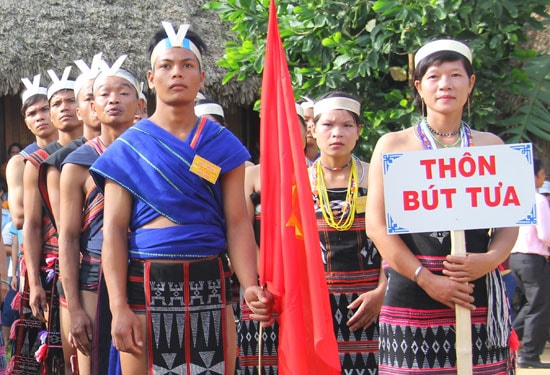 Người làng Bút Tưa tham gia ngày hội văn hóa tổ chức tại địa phương.  Ảnh: ALĂNG NGƯỚC