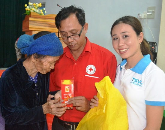 Hội Chữ thập đỏ huyện Tiên Phước trao quà cho gia đình khó khăn. Ảnh: N.H