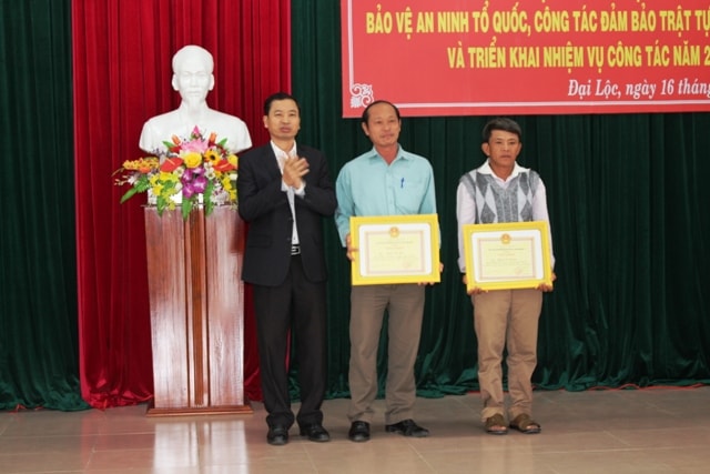 Lãnh đạo huyện khen thưởng quần chúng có đóng góp cho phong trào toàn dân bảo vệ ANTQ. Ảnh: HOÀNG LIÊN