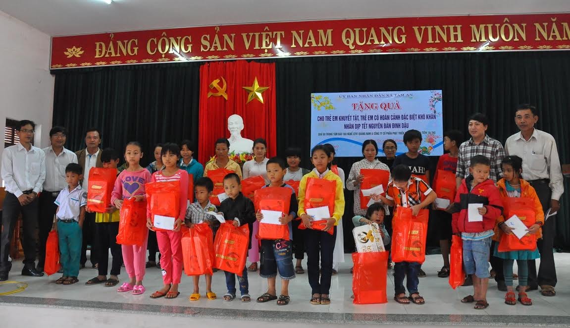  Đại diện UBND xã Tam An và nhà tài trợ trao quà cho các em khuyết tật.