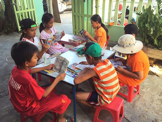 Nhờ tủ sách miễn phí mà các học sinh ở làng bích họa Trung Thanh có thêm niềm vui đọc sách.Ảnh: ĐÔNG DƯƠNG