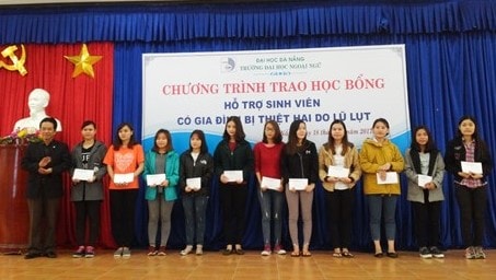 Hàng chục sinh viên quê ở Quảng Nam bị ảnh hưởng bởi lũ lụt được trao học bổng của trường Đại học Ngoại ngữ Đà Nẵng. Ảnh: CTV