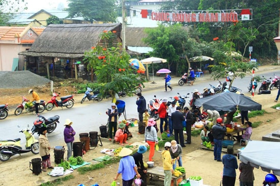  Bà con xã Ga Ri lặn lội xuống trung tâm xã A Xan để mua sắm tết, gùi về cho gia đình.