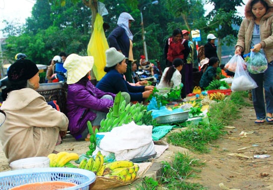 Chợ vùng cao giản dị với những sản vật của địa phương. 