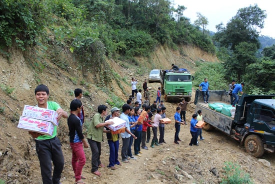 Những chuyến hàng vùng xuôi mang tết sớm đến bà con Tây Giang. Ảnh: Đ.Hiệp