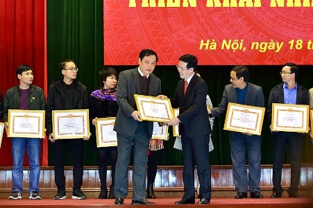 Trưởng Ban Tuyên giáo Trung ương Võ Văn Thưởng trao Bằng khen của Ban Tuyên giáo Trung ương cho Báo điện tử Chính phủ - Cổng Thông tin điện tử Chính phủ với Chuyên đề Khởi nghiệp-một trong số 20 tác phẩm, chuyên đề, chuyên mục báo chí tiêu biểu xuất sắc năm 2016. Ảnh: VGP/Nhật Bắc