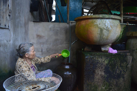 Hàng chục hộ dân trên địa bàn khối Cổ An 2, phường Điện Nam Đông đang phải dùng nguồn nước sinh hoạt thông qua bể lắng phèn. Ảnh: Q.T