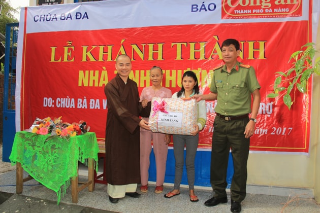 Bàn giao nhà tình thương và tặng quà cho hộ bà Đặng Thị Hồng. Ảnh: Q.T