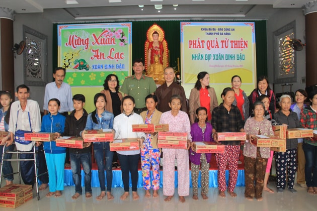 Đoàn cũng tặng 150 suất quà cho các hộ nghèo ở thị trấn Hà Lam, huyện Thăng Bình. Ảnh: Q.T