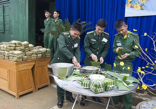 Các chiến sĩ biên phòng tham gia thi gói bánh chưng.