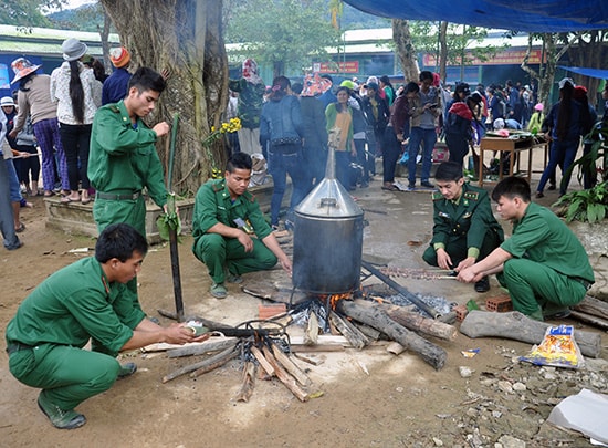 Các chiến sĩ biên phòng nấu bánh chưng vừa nướng thịt, nấu món canh thụt (zará).