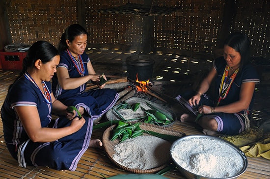 Bà con Cơ Tu ở thôn Pơr Ning gói bánh lá đót (bánh cuốc).