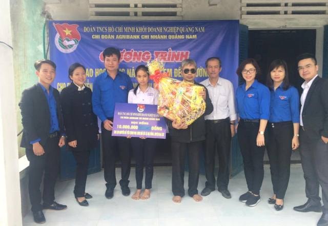 Trao tặng học bổng cho em Nguyễn Đỗ Yến Trinh. Ảnh: ML