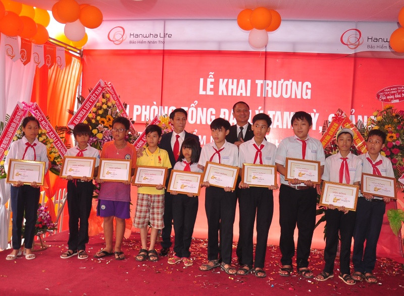 Văn phòng Tổng đại lý Hanwha Life Việt Nam tại TP.Tam Kỳ trao tặng học bổng cho học sinh có hoàn cảnh khó khăn. Ảnh: A.Đ