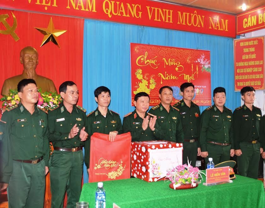 Thiếu tướng  -  Lê Hiền Vân thăm, chúc tết cán bộ chiến sĩ Đồn Biên phòng Tam Thanh.