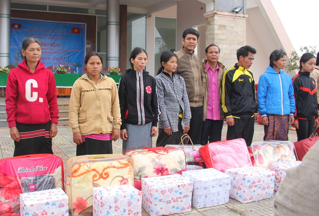 Đại diện lãnh đạo huyện Nam Giang trao quà tết cho nhân dân cụm bản Lào. Ảnh: A.N