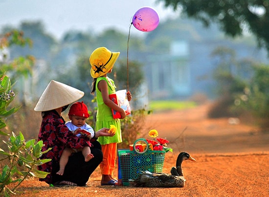 Theo bà đi chợ tết.