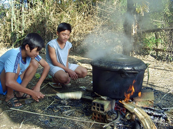 Nấu bánh tét.