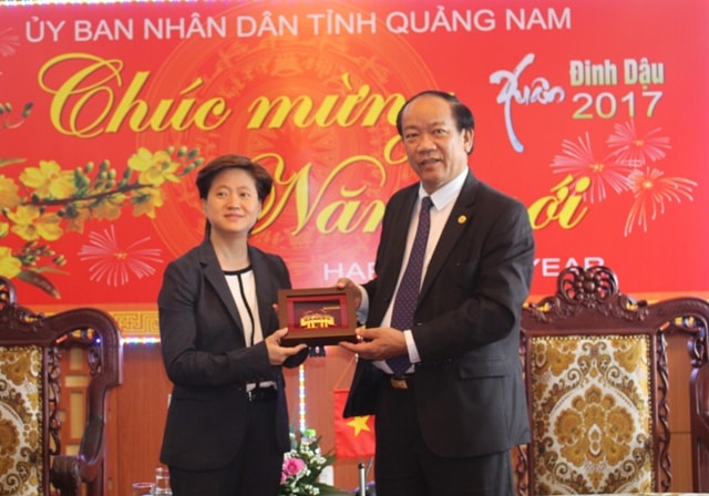 Chairman of Quang Nam People’s Committee Dinh Van Thu gives a souvenir to Ms. Catherine.