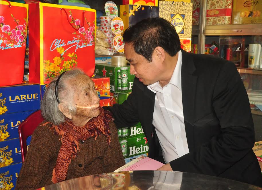 Đồng chí Phạm Minh Chính thăm, tặng quà chúc tết Mẹ Việt Nam anh hùng Trần Thị Khẩn.