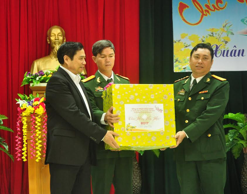 Đồng chí Phạm Minh Chính thăm, tặng quà chúc tết cán bộ, chiến sĩ Trung đoàn Bộ binh 885 và Đại đội Trinh sát.