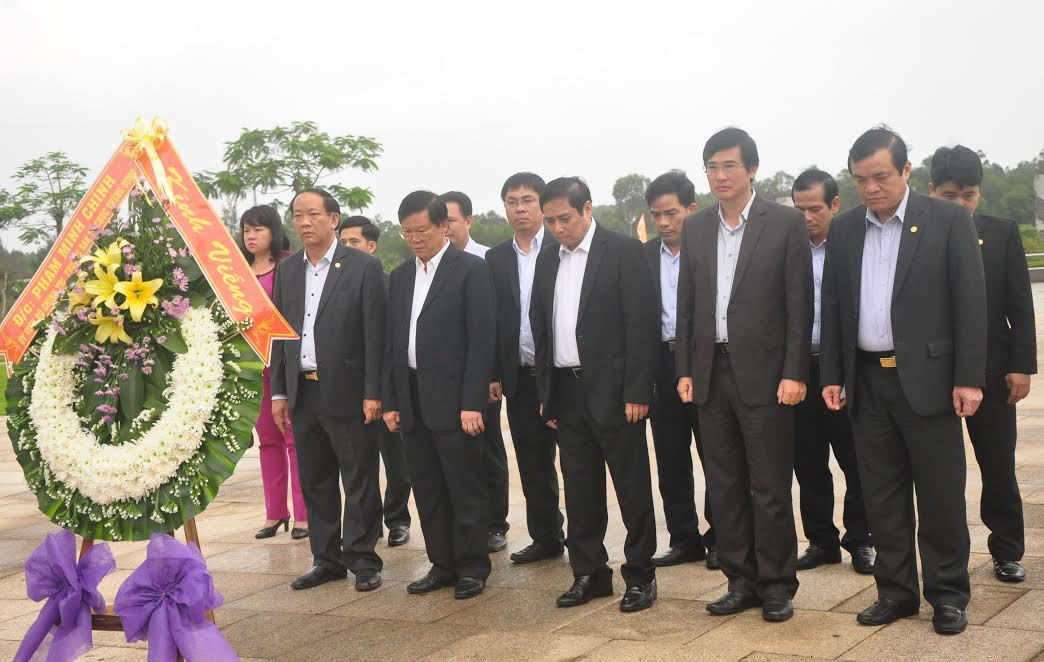 Đồng chí Phạm Minh Chính cùng các đồng chí lãnh đạo tỉnh viếng hương Tượng đài Mẹ Việt Nam anh hùng.