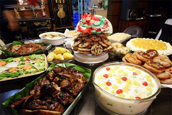 Bàn tiệc trong đêm giao thừa của người Philippines thường có các món hình tròn, tượng trưng cho sự may mắn. Ảnh: internet