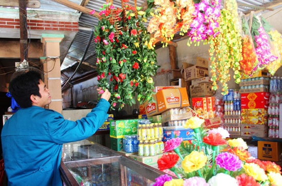 Nhiều mặt hàng phục vụ tết ở Đông Giang được bày bán khá phong phú, đa dạng. Ảnh: ALĂNG NGƯỚC