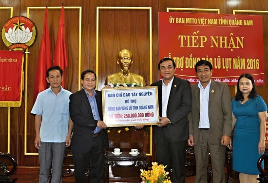 Lãnh đạo tỉnh tiếp nhận cứu trợ ủng hộ người dân vùng lũ Quảng Nam.Ảnh: V.A