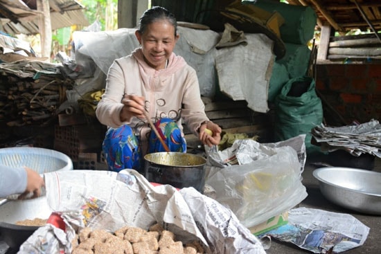 Bánh khổ khảo luôn được người tiêu dùng chọn mua dịp tết. Ảnh: HỒNG BẰNG