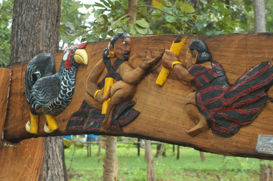 Phù điêu gà trống và già làng.