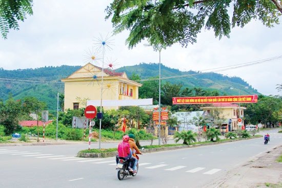 Những công trình hạ tầng nông thôn điện - đường - trường - trạm được đầu tư mạnh mẽ giúp người dân miền núi có điều kiện phát triển kinh tế - xã hội tốt hơn.Ảnh: ALĂNG NGƯỚC