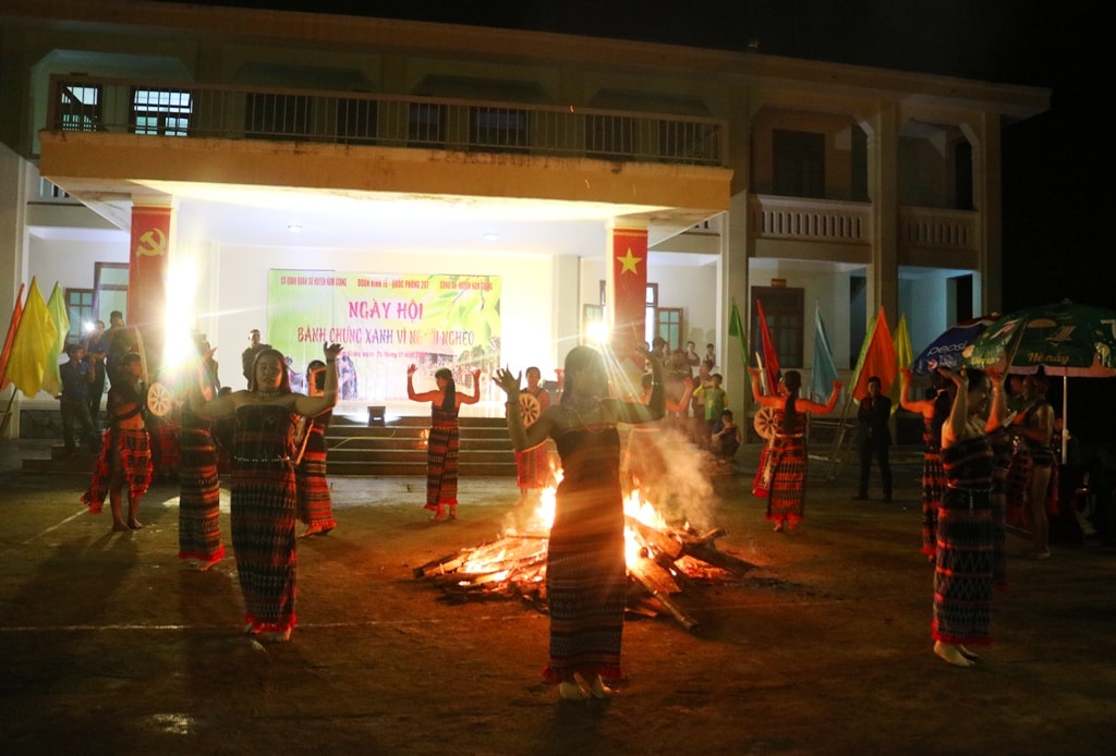 Tiết mục biểu diễn cồng chiêng của đồng bào vùng cao càng khiến đêm hội thêm rộn ràng, sôi động. Ảnh: B.T