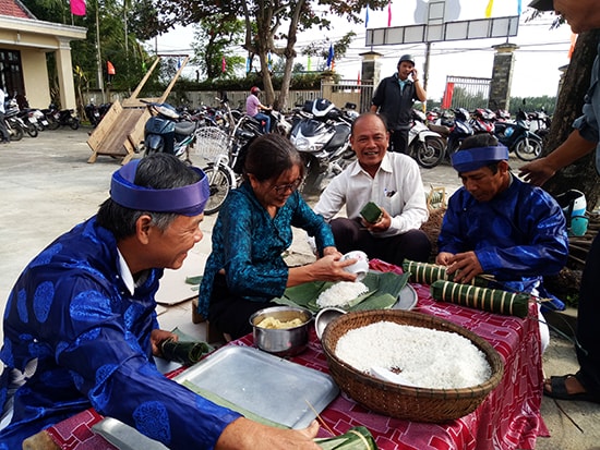 Hào hứng với cuộc thi bánh tét vì người nghèo. Ảnh: MINH HẢI