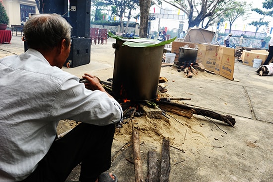 Ai cũng thích mùi khói và hương thơm nấu bánh tét. Ảnh: MINH HẢI