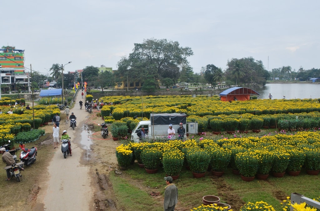 Khu vực bán hoa, cây cảnh ở bàu Hà Kiều dù đã chật kín các gian hàng nhưng vẫn khá ế ẩm. Ảnh: C.TH