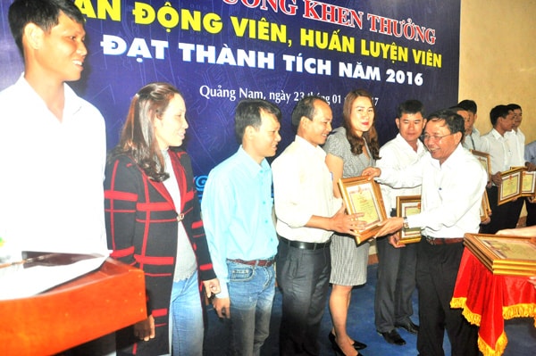 Thừa ủy nhiệm của Chủ tịch UBND tỉnh, Giám đốc Sở VH-TT&DL Đinh Hài trao bằng khen cho các HLV. Ảnh: TƯỜNG VY