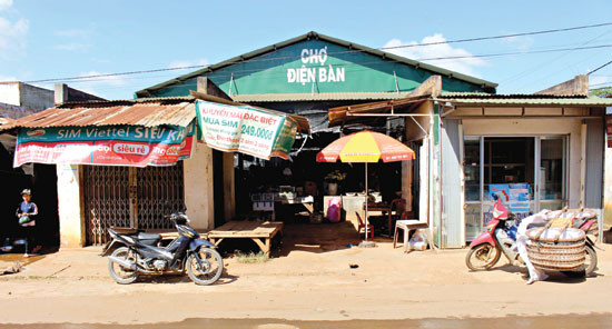 Chợ Điện Bàn nằm ở xã Quảng Điền, huyện Krông Ana nơi có gần 100 tiểu thương quê gốc Điện Bàn buôn bán.Ảnh: Q.TUẤN
