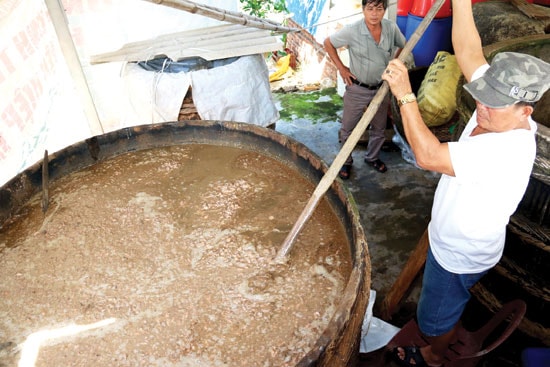 Một cơ sở sản xuất nước mắm ở Quảng Nam.  Ảnh: THÀNH CÔNG