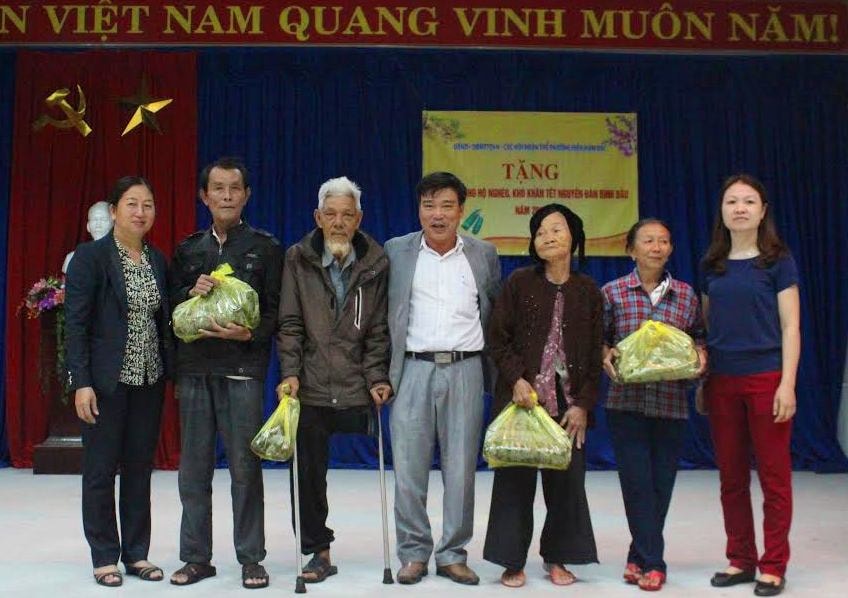 : Đại diện chính quyền và đoàn thể phường trao banh cho các hộ dân khó khăn. Ảnh NGUYỄN CƯỜNG